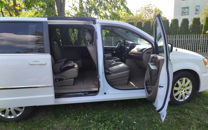 Chrysler Town &amp; Country cena 61850 przebieg: 230000, rok produkcji 2016 z Siedlce małe 56